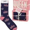 New ✨ Primitives By Kathy Queen Of Damn Near Everything 🧦 Socks & Box Sign Gift Set 🧦 Socks! 🧦 Socks! 🧦 Socks! 🎁 2 Primitives By Kathy Queen Of Damn Near Everything Socks & Box Sign Gift Set Socks! Socks! Socks!